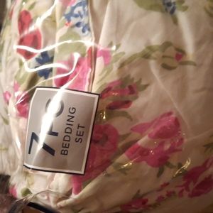 7 Piece Queen size Comforter with 2 pillow shams, sheets, and pillow cases.